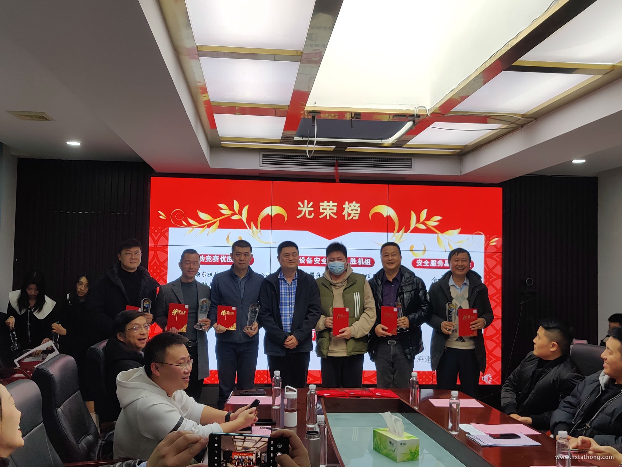 千庫(kù)網(wǎng)_2022金色燙金虎年剪紙裝飾_元素編號(hào)13308066.jpg